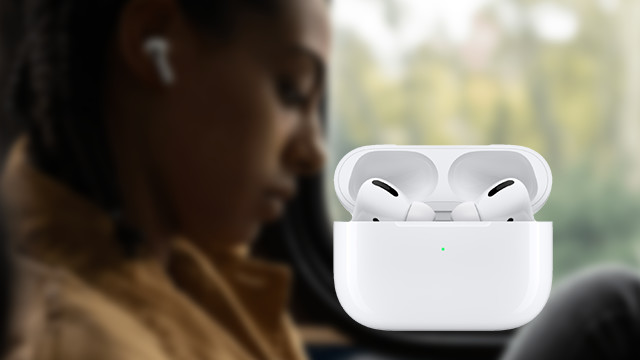 Weiße Ohrhörer im offenen Ladecase, unscharfe Person im Hintergrund, Fenster mit Bäumen.