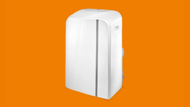 Ein weißes, tragbares Klimagerät steht vor einem orangefarbenen Hintergrund. Das Gerät ist rechteckig mit abgerundeten Kanten.