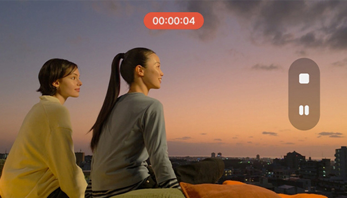 Foto zweier Frauen, die einen Sonnenuntergang beobachten, daneben die Benutzeroberfläche der Video-Funktion. 