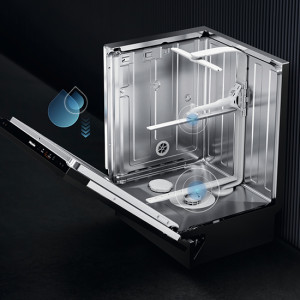 Geöffneter, leerer, silberfarbener Geschirrspüler mit zwei Racks vor einem dunklen Hintergrund und blauen Wassertropfen-Grafiken.