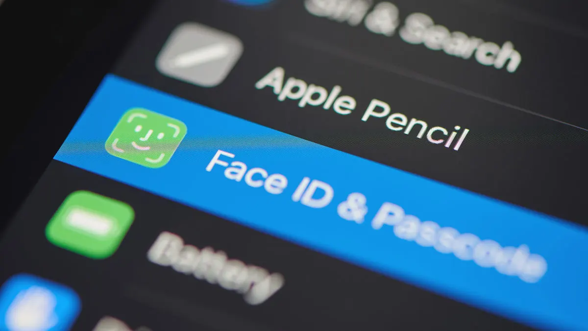Nahaufnahme eines Smartphone-Bildschirms mit der Option "Face ID & Passcode", hervorgehoben in Blau.