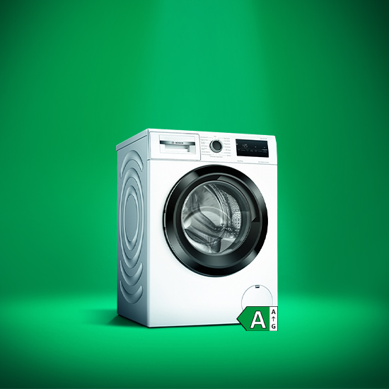 Bosch Waschmaschine der Serie 4 auf grünem Hintergrund mit einem Label der Energieeffizienzklasse A.