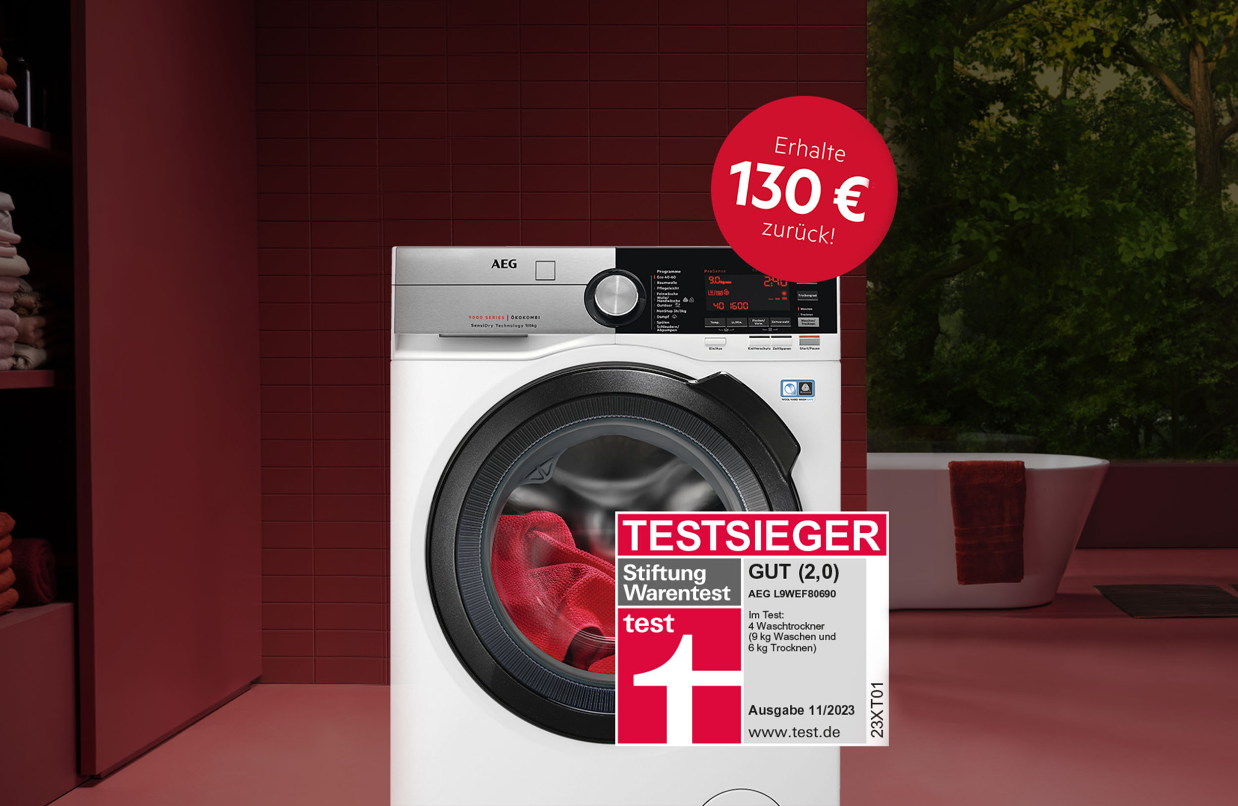 AEG Waschtrockner im Bad mit roter Wäsche, "Testsieger"-Siegel und Rabattaktion vor Bäumen und Badewanne.