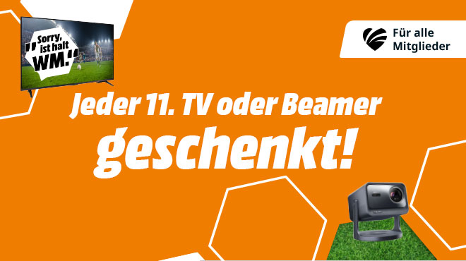 Hisense Smart-TV mit Hisense Beamer auf rotem Hintergrund mit Fußball- Oktaeder und Schriftzug „11 Freunde schauen WM. Einer gratis.“