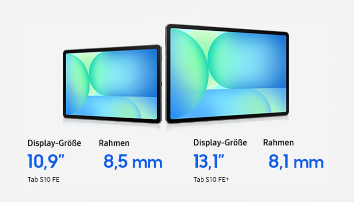 Zwei Tablets mit blau-grünem Bildschirm stehen auf einem weißen Untergrund. Das linke ist kleiner als das rechte.