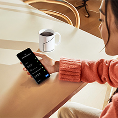 Eine Hand hält ein Smartphone.