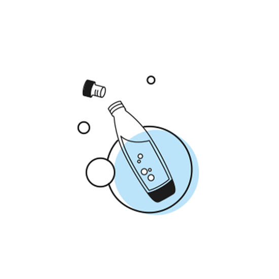 Eine Flasche liegt auf einem hellblauen Kreis. Der Deckel ist ab. Um die Flasche sind Blasen.