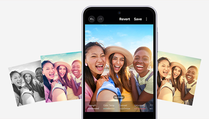 Auf dem Bildschirm eines Telefons wird ein Gruppen-Selfie mit drei lachenden Personen vor einem Strandhintergrund angezeigt. Links davon sind weitere Fotos.