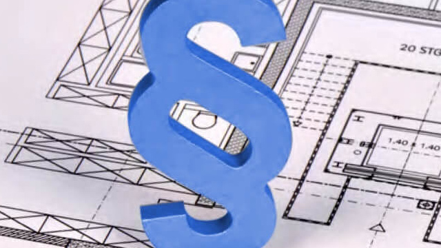 Blaues Paragraphenzeichen überlagert einen Bauplan mit Linien, Zahlen und architektonischen Details auf weißem Grund.