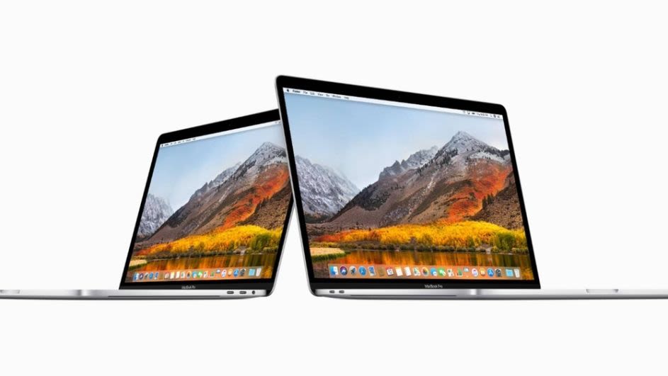 Zwei aufgeklappte Apple MacBook Pro mit Startbildschirm.