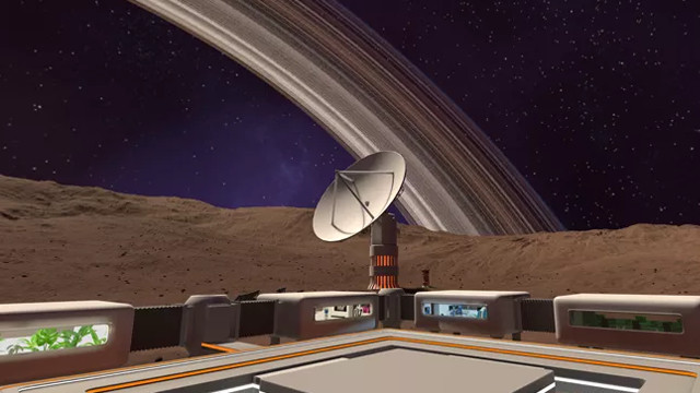 Blick auf eine Raumstation mit Satellitenschüssel auf einem Wüstenplaneten unter einem Sternenhimmel mit Ringen im Hintergrund.