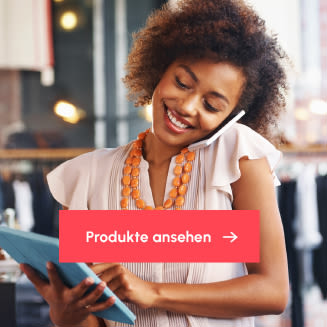 Lächelnde Verkäuferin telefoniert und bedient gleichzeitig ein Tablet in einem Laden; im Vordergrund ein Button mit der Aufschrift „Produkte ansehen“.