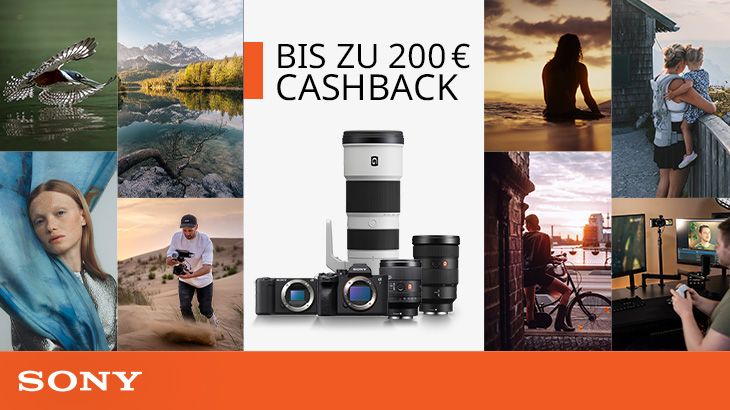 Sony-Werbebanner mit dem Text „Bis zu 200 € Cashback“ in der Mitte; darunter mehrere Sony Alpha Kameras und Objektive. Rundherum Beispielmotive: Vogel am Wasser, Bergsee-Landschaft, Silhouette am Meer bei Sonnenuntergang, Eltern mit Kind am Geländer, Fotograf in einer sandigen Landschaft, Radfahrer an einer Uferpromenade und ein Gaming-Setup zu Hause. Unten eine orange Leiste mit Sony-Logo.