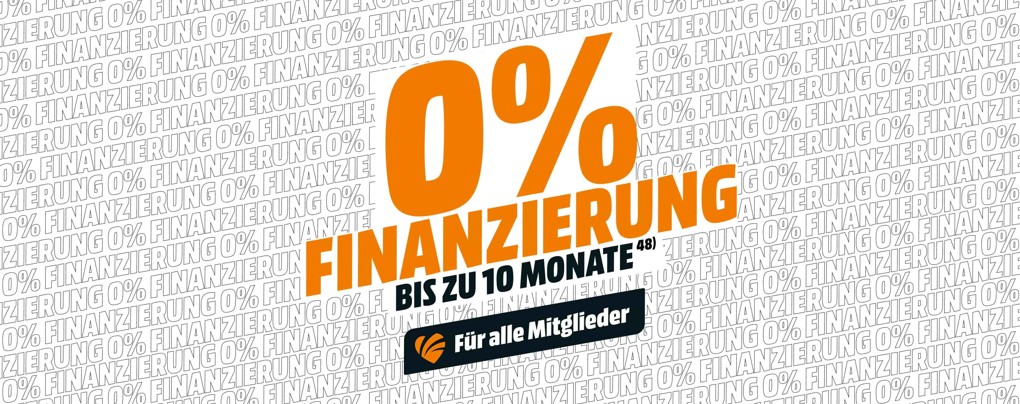 Werbegrafik mit der Aufschrift „0% Finanzierung – bis zu 18 Monate“ in großer orangener Schrift, im Hintergrund dasselbe Textmuster in hellgrauer Wiederholung.