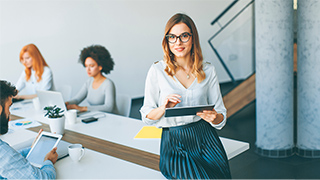 Geschäftsfrau mit Tablet in den Händen.