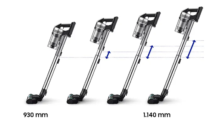 Vier silberne Staubsauger stehen aufgereiht vor einem weißen Hintergrund. Blaue Pfeile zeigen die verstellbare Länge an.