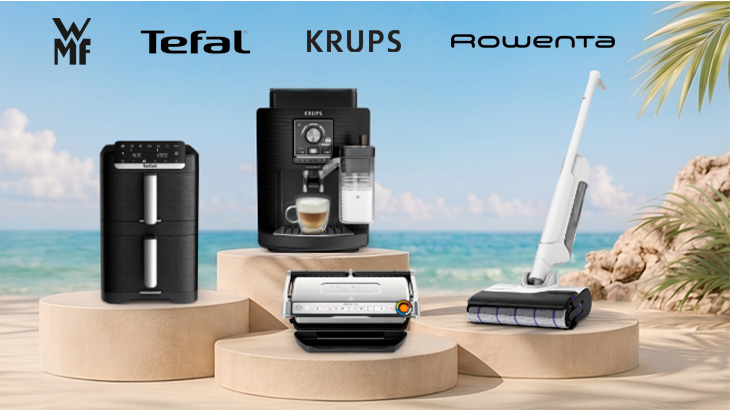 Sommerliche Markenpräsentation von Krups, WMF, Tefal und Rowenta mit Heißluftfritteuse, Kaffeevollautomat, Kontaktgrill und Bodenreiniger vor Strandkulisse