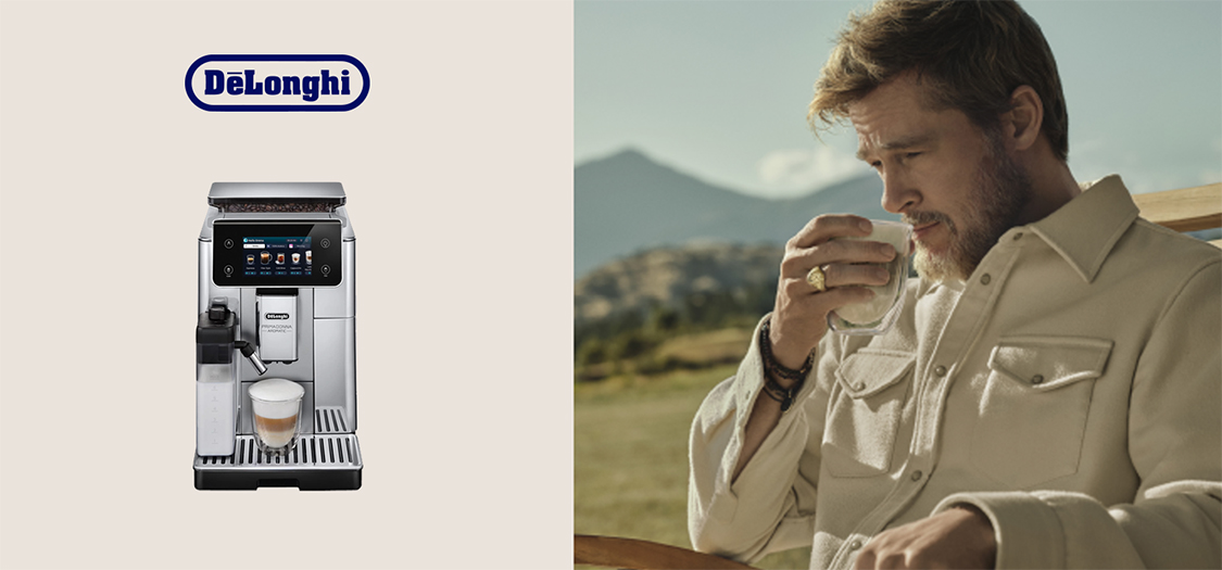 Links eine Kaffeemaschine und das DeLonghi-Logo, rechts ein Mann trinkt Kaffee in entspannter Outdoor-Atmosphäre.