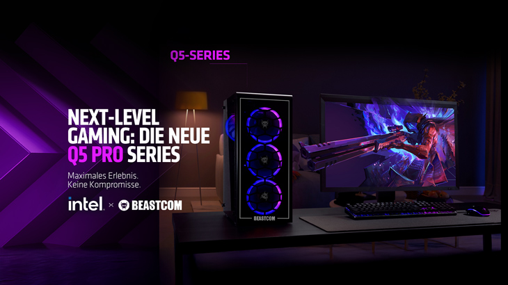 Ein Gaming-PC mit RGB-Lüftern steht auf einem Schreibtisch neben einem Monitor, einer Tastatur und einer Maus. Links ist violetter Text.