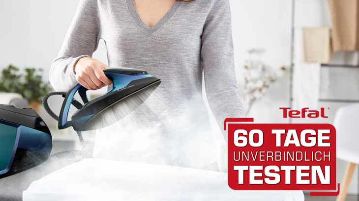 Eine Person bügelt mit einem blauen Dampfbügeleisen ein weißes Tuch, Dampf steigt auf. Ein rotes Werbebanner ist im Bild.