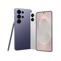 Zwei Samsung Galaxy S-Serie Smartphones, eines mit Stift. Das vordere hat einen blauen Bildschirm. Das hintere hat drei Kameralinsen.