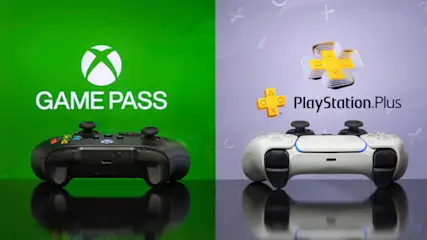 Xbox Game Pass und Playstation Plus Logos mit Controllern auf grünem und violettem Hintergrund.