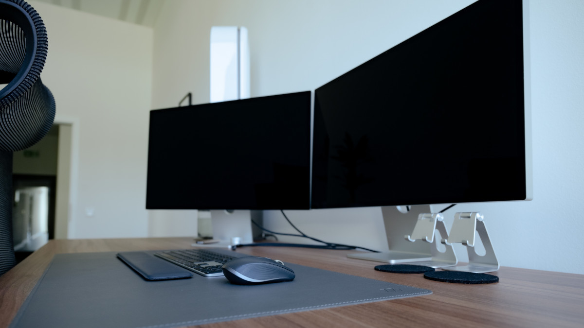 Arbeitsplatz mit Studio Displays