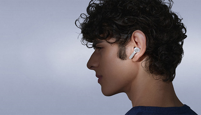 Seitliche Aufnahme eines Mannes, der die Galaxy Buds4 Pro trägt und der Musik lauscht.