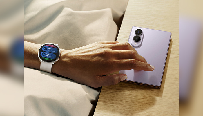 Samsung Galaxy Watch Ultra2 am Handgelenk eines Wanderers. Synchronisiere dein Galaxy Z Fold8 Ultra mit der Galaxy Watch Ultra2.