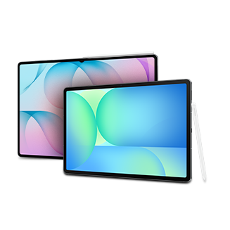 Zwei Tablets mit blau-grünem Bildschirm und schwarzem Rahmen, ein weißer Stift liegt daneben, auf weißem Hintergrund.