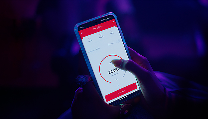 Ein Smartphone-Display, das die Hama-App zeigt, mit der die Raumtemperatur eingestellt wird.