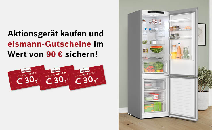 Ein offener Kühlschrank mit Lebensmitteln, daneben drei rote Gutscheine und ein Text über eine Aktion. Eine Pflanze im Topf ist auch sichtbar.