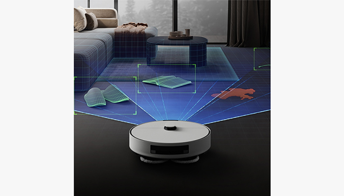 Ein runder, weißer Roboterstaubsauger auf dunklem Boden, der ein Wohnzimmer mit Sofa, Tisch und Gegenständen scannt.