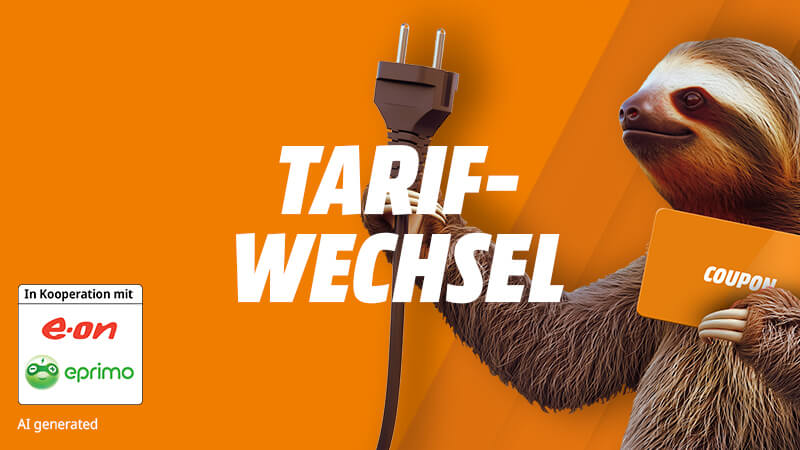 Ein Faultier hält ein Stromkabel und einen Geschenk-Coupon hoch (AI generiert). Tarif-Wechsel in Kooperation mit E.ON und Eprimo.