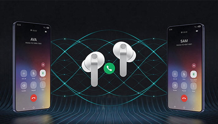 Abbildung der Galaxy Buds4 Pro, die rechts und links von zwei Galaxy Smartphones flankiert werden, um einen Anruf zu simulieren.