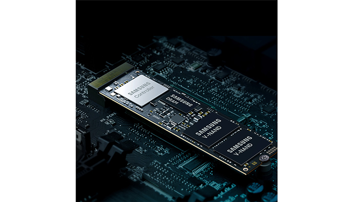 Nahaufnahme einer schwarzen Samsung SSD mit verschiedenen Chips auf einer schwarzen Platine.