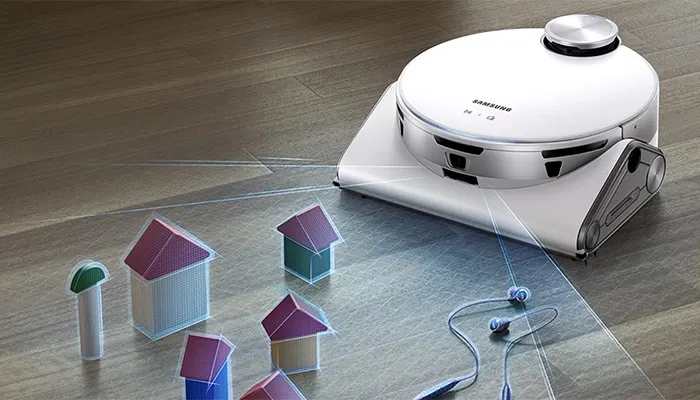 Ein weißer Saugroboter steht auf einem Holzboden neben Spielzeughäusern und Kopfhörern. Blaue Lichtstrahlen scheinen vom Roboter auszugehen.