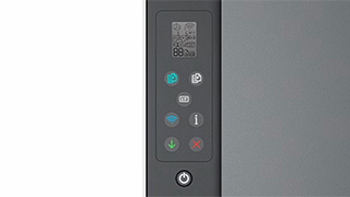 Nahaufnahme eines Druckers mit einem Bedienfeld, das verschiedene Symbole und eine digitale Anzeige zeigt.