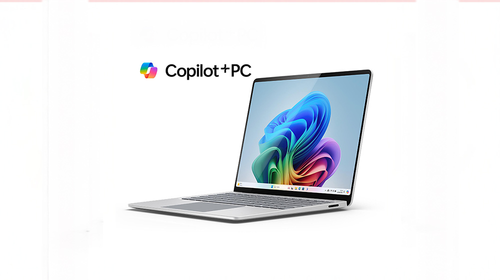 Microsoft Surface Copilot+ Laptop in Silber, seitlich abgebildet.