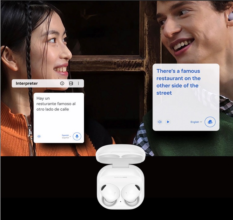 Zwei Personen mit Übersetzungs-Apps und weißen Ohrhörern in einem geöffneten Ladecase im Vordergrund.
