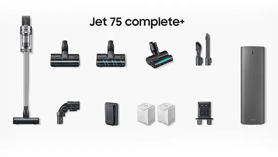 Ein Samsung Jet 75 complete+ Staubsauger mit verschiedenen Aufsätzen und einer Ladestation vor einem weißen Hintergrund.