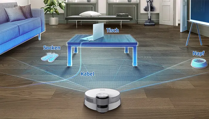 Ein Roboterstaubsauger reinigt ein Wohnzimmer mit Holzboden. Ein Tisch, Socken und ein Napf sind im Raum.
