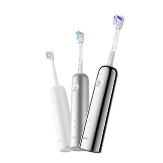 Drei nebeneinander stehende elektrische Zahnbürsten 