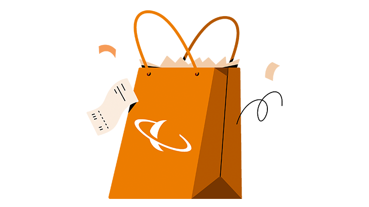 Orangefarbene Einkaufstüte mit Griffen, weißem Logo und Kassenbon auf weißem Hintergrund.