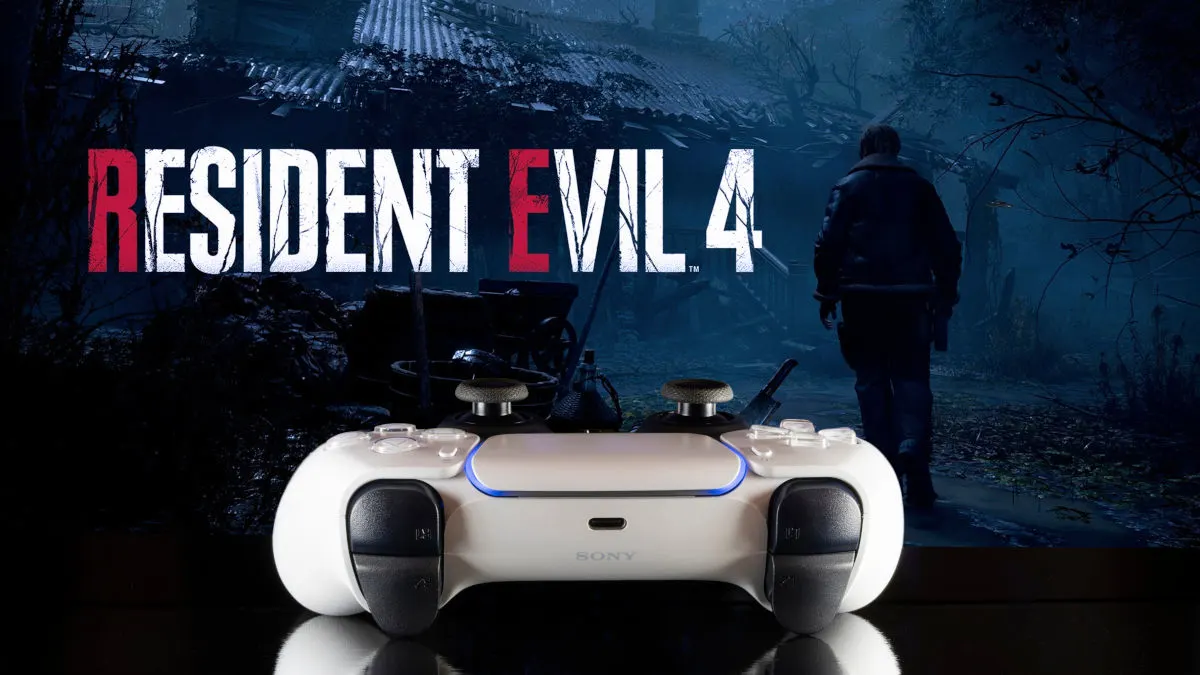 Ein weißer Sony-Controller liegt vor einem Bildschirm mit dem Titel "Resident Evil 4" und einer dunklen Waldszene.