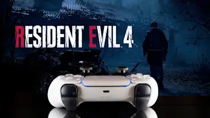 Ein weißer Sony-Controller liegt vor einem Bildschirm mit dem Titel "Resident Evil 4" und einer dunklen Waldszene.