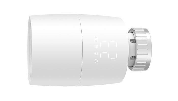 Ein weißes, digitales Thermostat mit einer silbernen Einstellscheibe auf einem weißen Hintergrund.