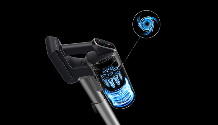 Ein Staubsauger mit transparentem Behälter, in dem blaue Wirbel sichtbar sind, vor einem schwarzen Hintergrund. Ein blaues Wirbel-Symbol ist oben rechts.