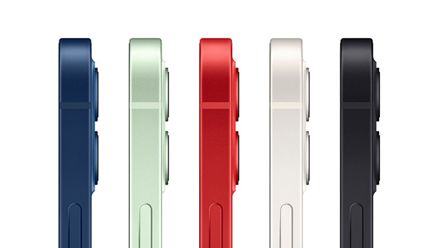 Fünf Telefone stehen in einer Reihe, in den Farben Blau, Grün, Rot, Weiß und Schwarz auf weißem Grund.