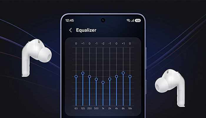 Abbildung der Galaxy Buds4 zusammen mit einem Galaxy Smartphone, auf dem ein Equalizer abgebildet ist.